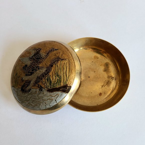Vintage solid brass round jewelry/storage box with enamel birds/ducks design. - Picture 3 of 8